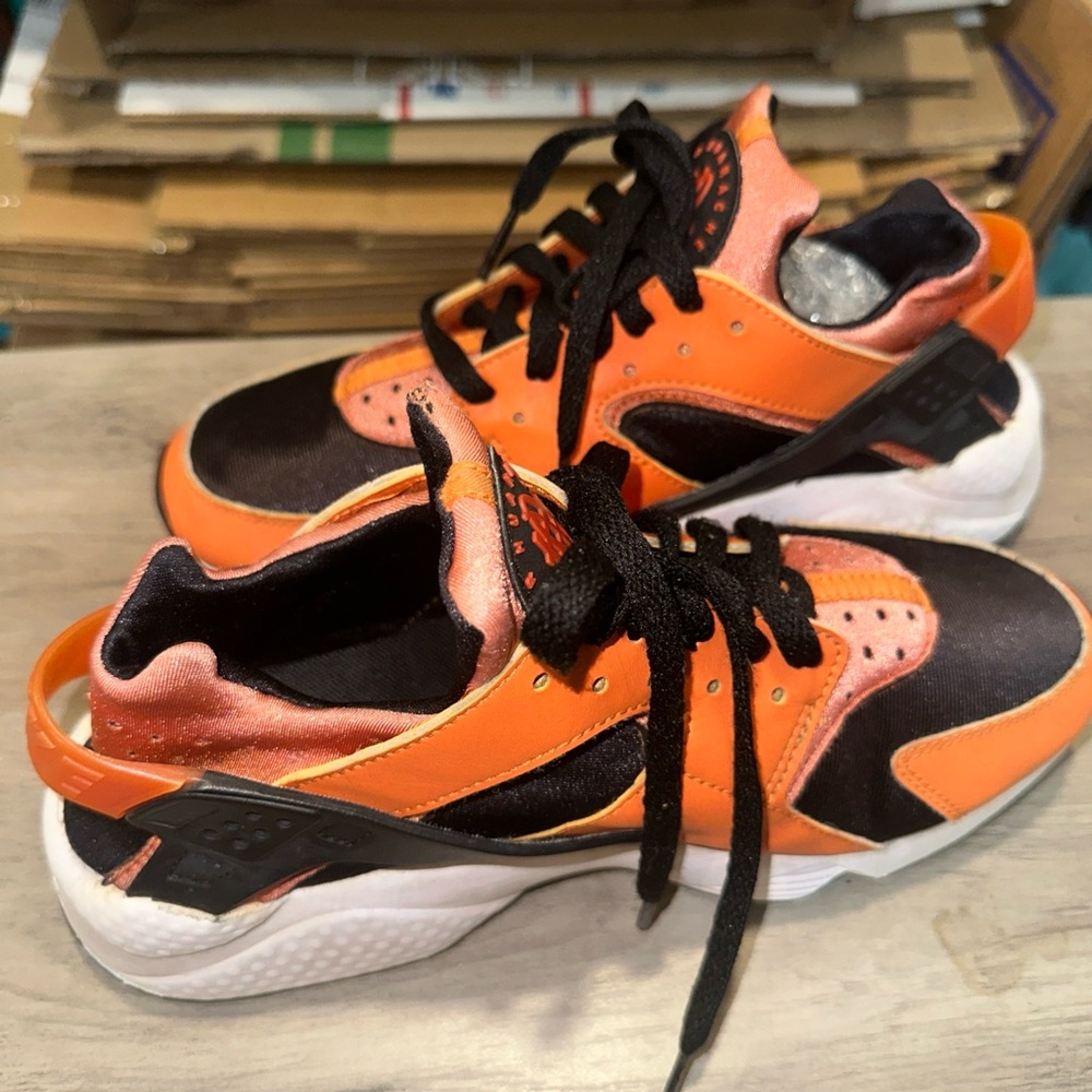 Huaraches Orange and Black Sneakers - Picture 5 of 7